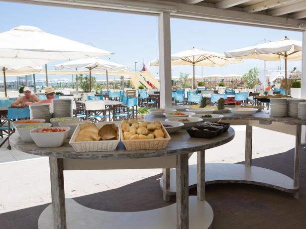 hotelkingmarte en june-offer-hotel-lido-di-classe-with-restaurant-on-the-beach 011