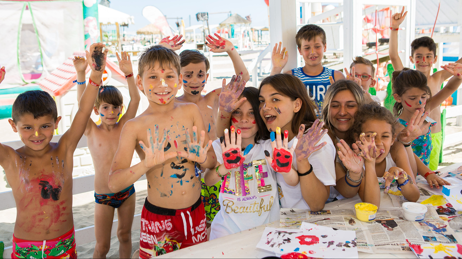 Famiglia gioca e colora insieme in un vivace ambiente per bambini.