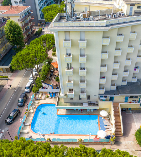 Hotel con piscina, vista aerea, atmosfera estiva e rilassante.