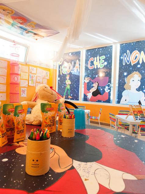 Glückliche Kinder spielen auf buntem Hüpfburg, Sonne scheint, Lachen und Spaß.