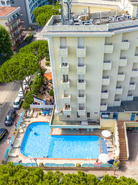 Hotel con piscina, vista aerea, atmosfera estiva e rilassante.